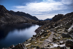 Lago junto a sendero en terreno rocoso