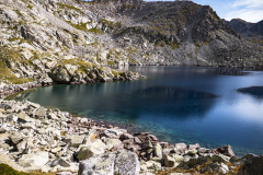 Aguas cristalinas de un lago junto a las rocas