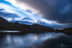Curiosas nubes sobre un lago rodado de montañas